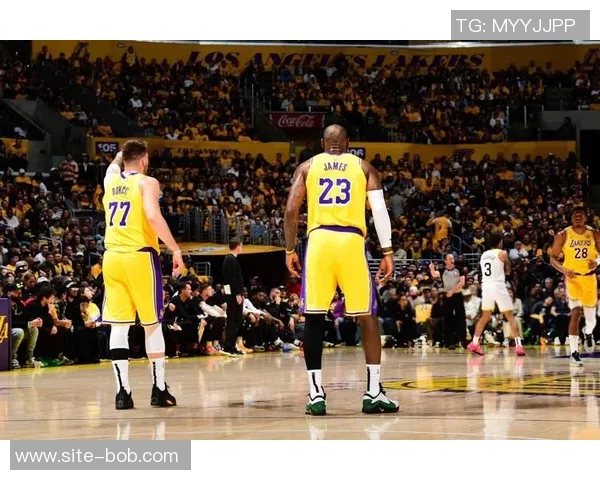 东契奇上半场狂砍32分詹姆斯无奈在替补席打哈欠观战