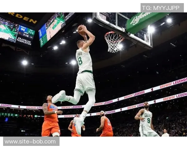 字母哥半场表现抢眼7投5中斩获10分7板3助助球队领先