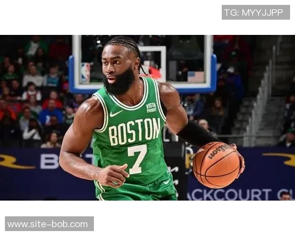 杰伦布朗半场表现惊艳10投8中三分命中率高达80砍下22分引领球队奋勇争先