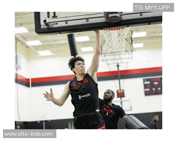 能否突破重围开拓者与热火对决前瞻杨瀚森与翻译共赏队友精彩扣篮瞬间